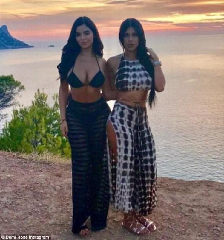Seksi manken komşuda ortaya çıktı