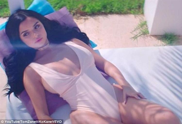 Seksi manken komşuda ortaya çıktı