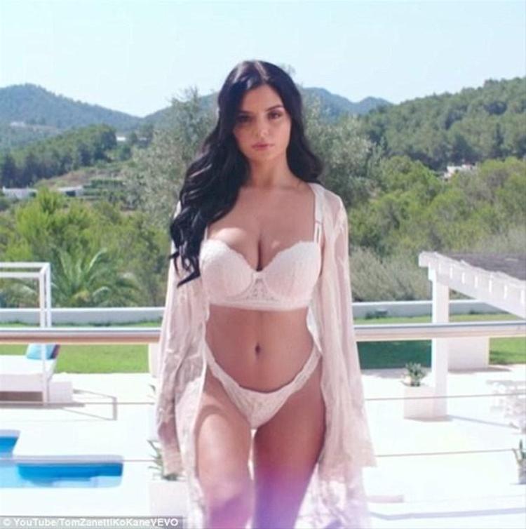 Seksi manken komşuda ortaya çıktı