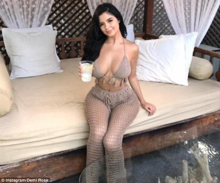 Seksi manken komşuda ortaya çıktı