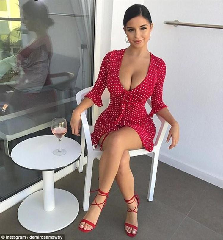 Seksi manken komşuda ortaya çıktı