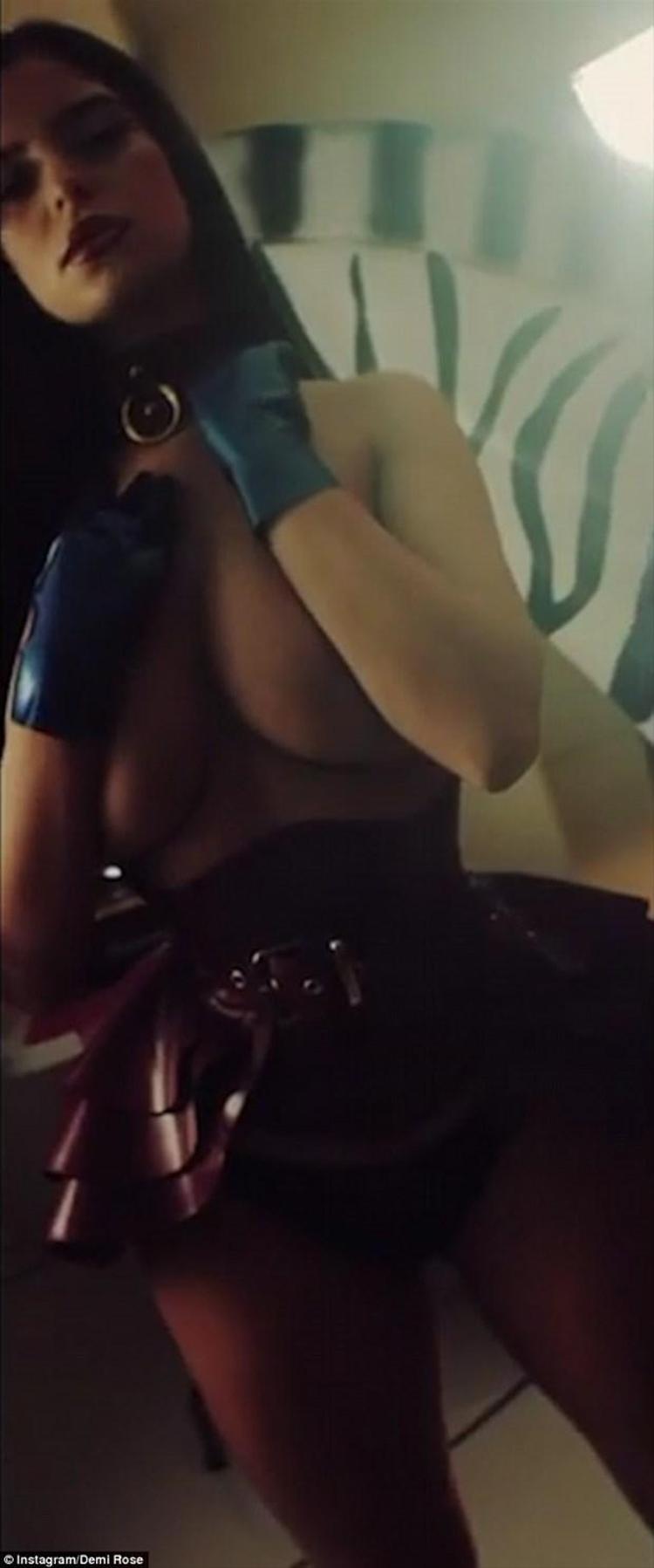 Seksi manken komşuda ortaya çıktı