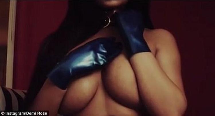 Seksi manken komşuda ortaya çıktı
