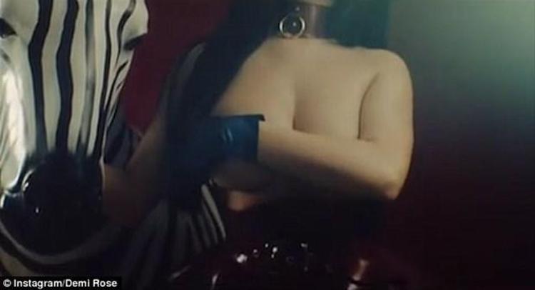 Seksi manken komşuda ortaya çıktı