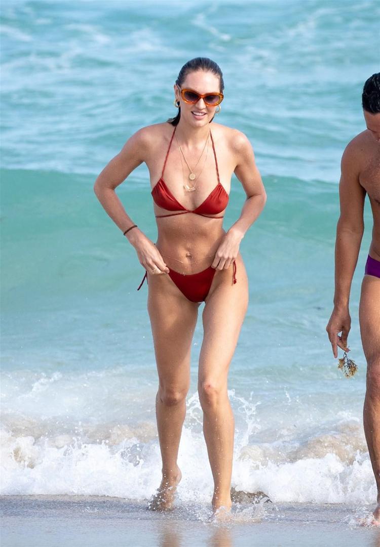 Candice Swanepoel, gün boyu denizin ve güneşin tadını çıkardı.