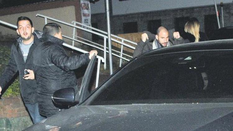 Takvim Gazetesinin haberine göre; 29 yaşındaki sunucu ile 5 yaş küçük iş adamı, önceki akşam Bebek’teki bir mekan çıkışı objektiflere yakalanmıştı.