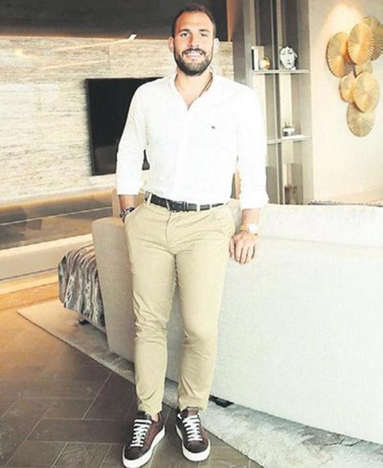 29 yaşındaki sunucu, böylece aşkını da dosta düşmana ilan etmiş oldu.