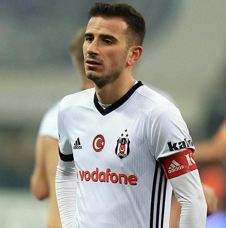 Meslektaşı Demet Özdemirin eski sevgilisi Beşiktaş futbolcusu Oğuzhan Özyakup ile adı aşk dedikodularına karışan güzel oyuncu, iddiaları yalanlamadı.
