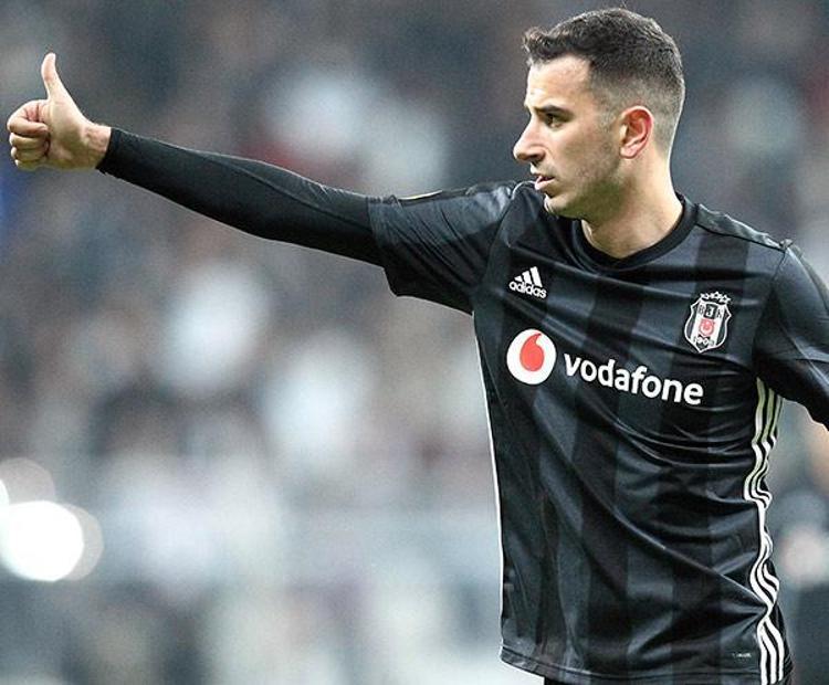 28 yaşındaki oyuncu, Oğuzhan Özyakup ile ilgili sorulara gülmekle yetindi.