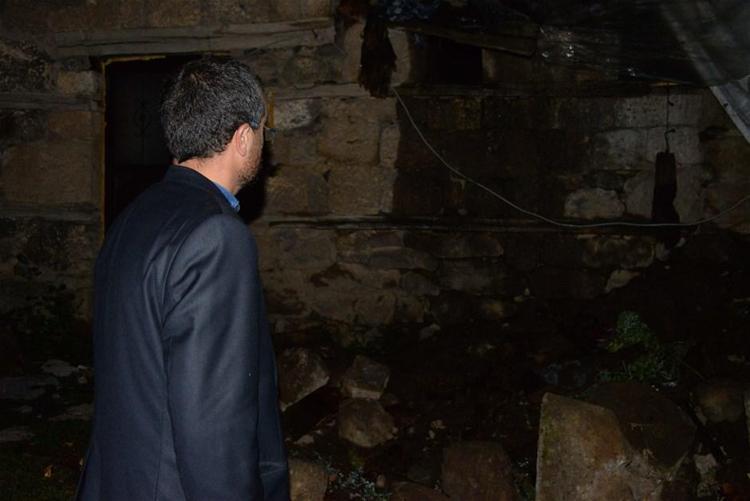 Depremde yıkılan evden 2 saat önce ayrılan aile faciadan kurtuldu