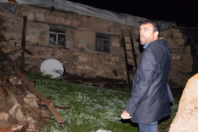 Depremde yıkılan evden 2 saat önce ayrılan aile faciadan kurtuldu