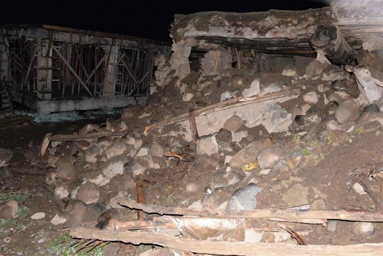 Depremde yıkılan evden 2 saat önce ayrılan aile faciadan kurtuldu
