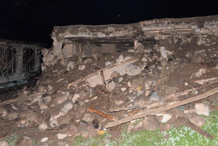 Depremde yıkılan evden 2 saat önce ayrılan aile faciadan kurtuldu