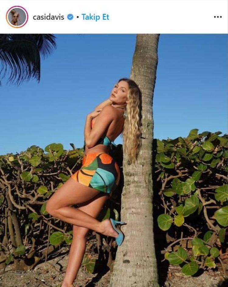 Cassandre Davis yine büyüledi Bikinisiyle verdiği pozlar...