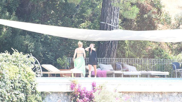 Burçin Terzioğlu ve sevgilisi Umut Duygu ailece tatile çıktı