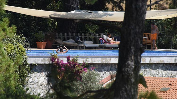 Burçin Terzioğlu ve sevgilisi Umut Duygu ailece tatile çıktı