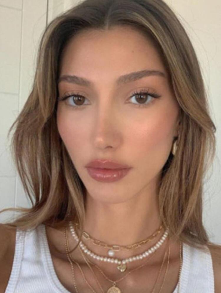 Şevval Şahin derin yırtmaçlı elbisesiyle olay oldu Photoshop mu