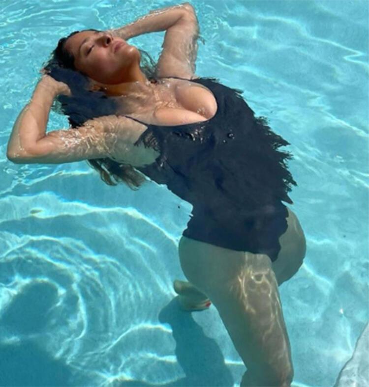 Salma Hayekten bikinili paylaşım açıklaması: Fotoğraflarım tükenmek üzere