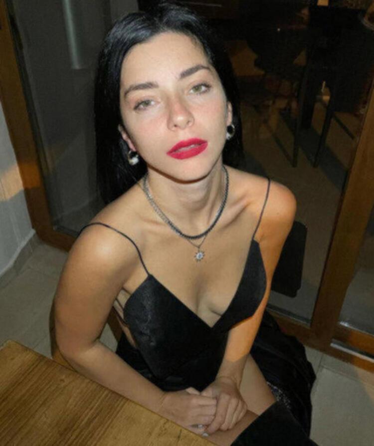 Merve Boluğurdan göğüs dekolteli poz Sokağa bu kadar seksi çıkmazsın
