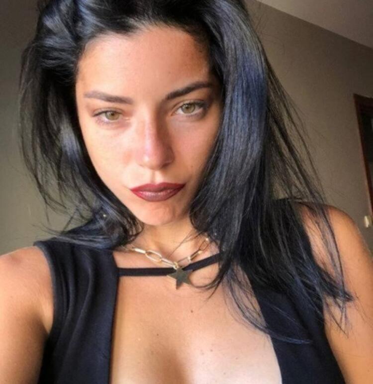 Merve Boluğurdan göğüs dekolteli poz Sokağa bu kadar seksi çıkmazsın