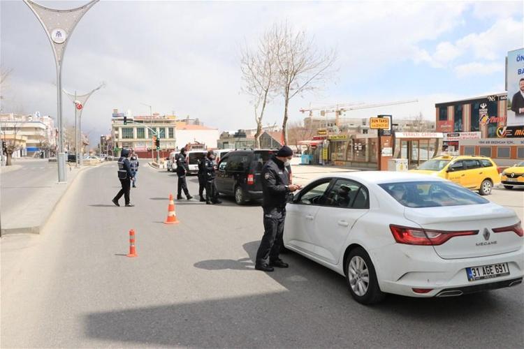 Hafta içi ve hafta sonu sokağa çıkma yasağı ile ilgili flaş açıklama Tam kapanma için kritik tarih