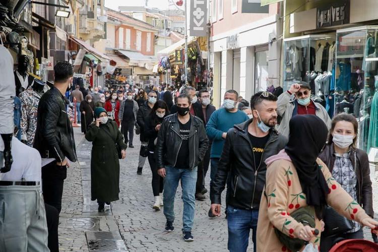 Hafta içi ve hafta sonu sokağa çıkma yasağı saatleri değişti Resmen açıklandı...
