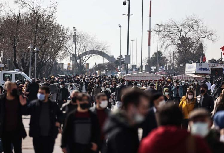 Hafta içi ve hafta sonu sokağa çıkma yasağı saatleri değişti Resmen açıklandı...