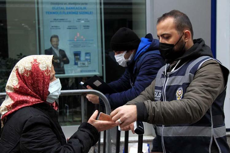 Hafta içi ve hafta sonu sokağa çıkma yasağı saatleri değişti Resmen açıklandı...