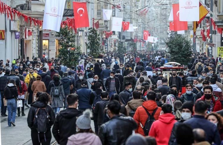 Hafta içi ve hafta sonu sokağa çıkma yasağı saatleri değişti Resmen açıklandı...