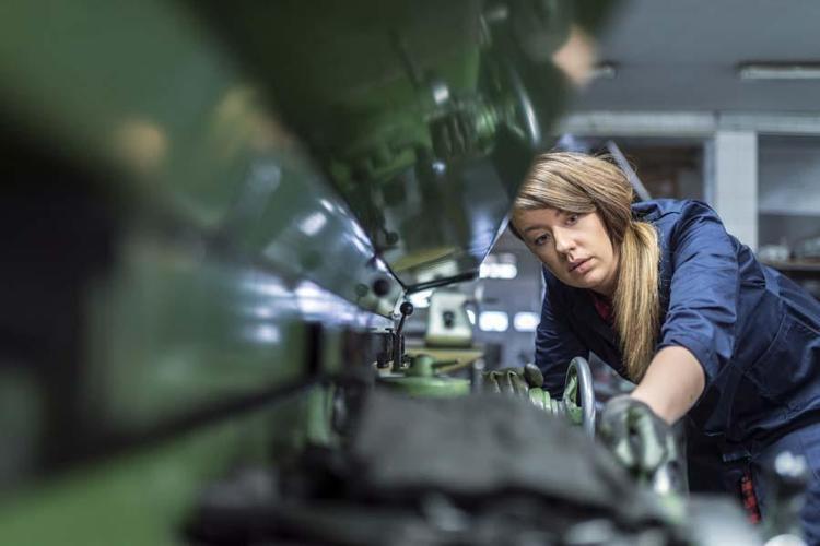 Merhaba, sigortalı olarak 15 Mayıs’ta işe başladım. 17 Gün oldu hala e-devlette göremiyorum. İşverene sorduğumda ise biz işe girişini yaptık diyor. Ben ne zaman görebilirim e-devlette