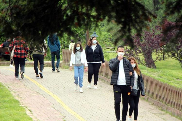 Hafta sonu hafta içi sokağa çıkma yasaklarıyla ilgili son dakika açıklaması Bugün belli olacak Saatler ve pazar günü yasağı...