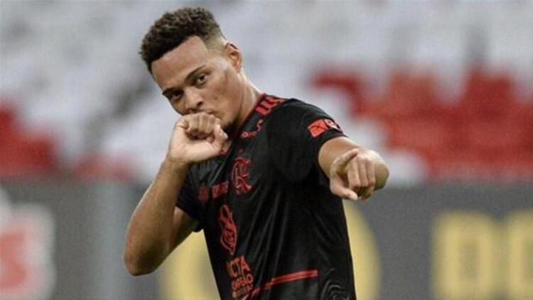 Fenerbahçe’nin transfer listesinde yer alan genç futbolcunun Flamengo ile olan sözleşmesi 2024’te sona erecek. Flamengo altyapısında futbola başlayan Rodrigo Muniz, Coritiba’da kiralık olarak forma giydi.