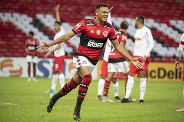Flamengoda forma giyen 20 yaşındaki golcü için yapılan ilk görüşmelerde Brezilya ekibi, genç oyuncu için 5 milyon Euro talep etmişti. Bir yandan bu rakamı düşürmeye çalışan, bir yandan da transfere kaynak yaratmayı amaçlayan Kanaryada formül bulundu.