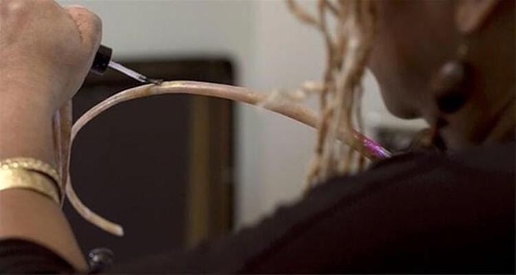 Görenler hayrete düşüyor Elmayı tek seferde yutuyor İşte dünyanın en büyük ağızlı kadını