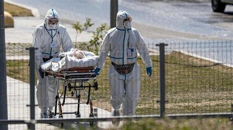 Gelecek dönemde kısmî bir kapanma veya önlemin söz konusu olup olmadığının sorulması üzerine Koca, “Doğrusu herhangi yeni bir kapatma veya kısıtlama önermiyoruz. Toplumsal bağışıklık oluşana kadar herkesin tedbirler noktasında hassasiyet göstermesini bekliyoruz. Kapalı ve havalandırılmamış ortamlarda bulunulmaması ve kapalı ortamda maske takmaya devam edilmesini tavsiye ediyoruz” ifadesini kullandı.