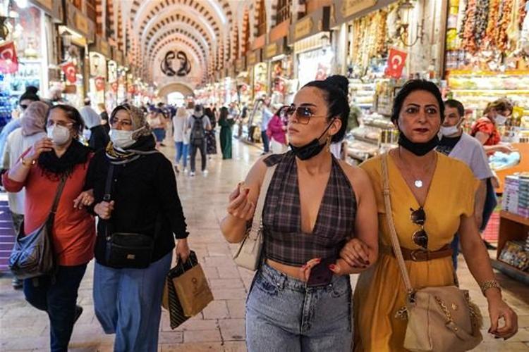 “Aşılama oranlarının Hakkâri’de şu an yüzde 50, Şırnak’ta yüzde 40, Ardahan’da yüzde 50’lerde olduğunu görüyoruz, Kars’ta benzer şekilde, Adıyaman’da yüzde 50’ye yakın. Vatandaşın ayağına gidip daha mobil yoğun ekiplerle devrede olmamız gerekiyor. Vatandaşı ikna etme dışında bir yaptırımla aşı yapmak istemiyoruz. Özel sektör yapabilir mi O bizim dışımızda.”