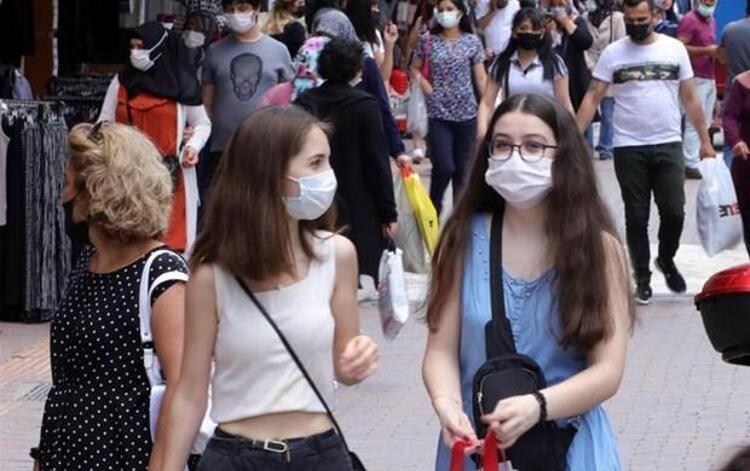 Aşılamadaki yavaşlamaya dikkat çekilerek, aşının zorunlu hale getirilmesi yönünde bir düşüncenin olup olmadığı sorulan Koca, kamu olarak zorunluluğu gündemlerine almak istemediklerini, daha çok vatandaşı ikna etme yöntemini kullanmak istediklerini belirtti. Koca, Doğu ve Güneydoğu’da aşılama oranlarının düşük olduğunun görüldüğünü ama giderek bu bölgelerde de bir artış olduğunu kaydetti ve ekledi: