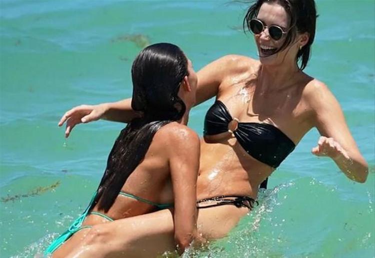 Ünlü model tanga bikinisini giydi, cüretkar pozlar verdi