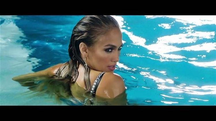 Jennifer Lopez yine dikkat çekti Twerk yaptı, kumlarda yuvarlandı