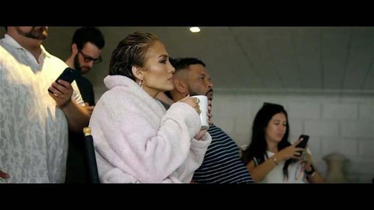 Jennifer Lopez yine dikkat çekti Twerk yaptı, kumlarda yuvarlandı