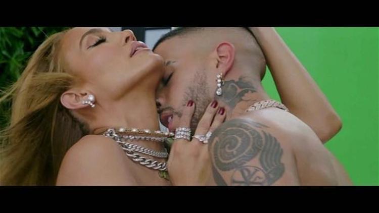 Jennifer Lopez yine dikkat çekti Twerk yaptı, kumlarda yuvarlandı