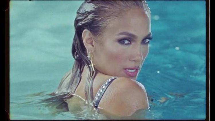 Jennifer Lopez yine dikkat çekti Twerk yaptı, kumlarda yuvarlandı