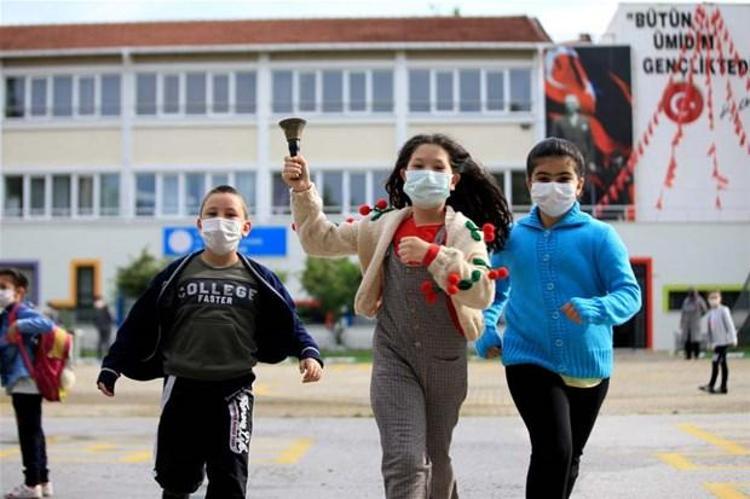 Öte yandan Milli Eğitim Bakanlığından milyonlarca öğrenciyi ilgilendiren bir açıklama geldi. 7 milyon 962 bin 450 öğrenci dahil oldu. Milli Eğitim Bakanı Ziya Selçuk, telafi eğitimi ile ilgili detayları paylaştı.