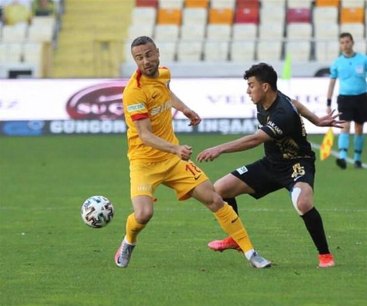 Yeni Malatyaspor’da başarılı bir dönem geçiren Mısırlı sol bek Karim Hafez’in Galatasaray ile flörtte olduğu iddia edildi. Mısır’dan yayın yapan Mercatoday’in haberine göre, Hafez için yakın arkadaşı Mustafa Muhammed’in aracılık ettiği belirtildi.