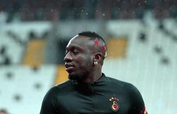 Galatasaray sezonu 3 hafta önce açtı ama Diagne hala ortaya çıkmadı. Senegalli forvet, ilk önce West Bromwich Albion ile sözleşmesinin 30 Haziran’da sona erdiğini belirterek Florya’ya gelmedi, sonra da transfer için izin istedi.
