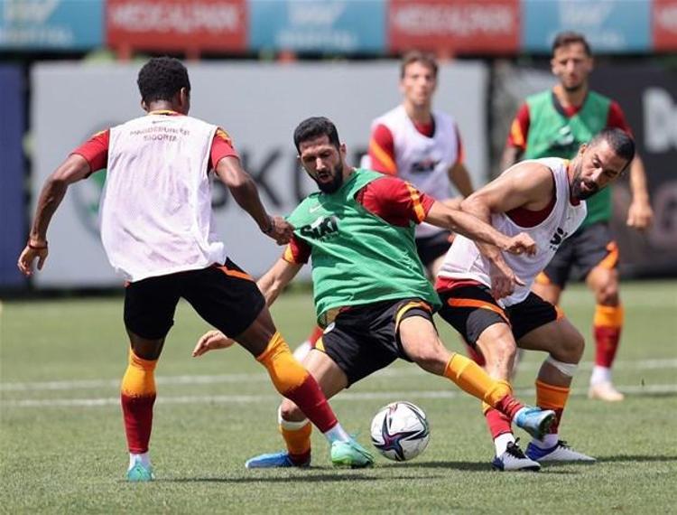 Kadroyu güçlendirmek için takviye yapmak isteyen sarı-kırmızılı takımdan 3 transfer girişimi geldi. Öte yandan kampın başından beri ortalıkta gözükmeyen yıldız ismin ayrılık için izin istediği ortaya çıktı.