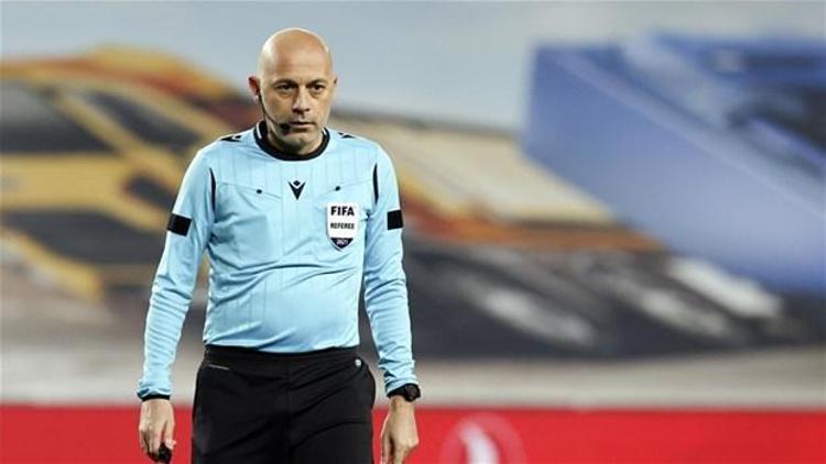 “Bu, Cüneyt Çakır’a yarı final ya da final karşılaşması verilebileceğinin işareti. Çok mutlu oldum. Türk futbolu adına çok daha güzel şeyler konuşabileceğimiz ve çok güzel günler diliyorum” ifadelerini kullandı.
