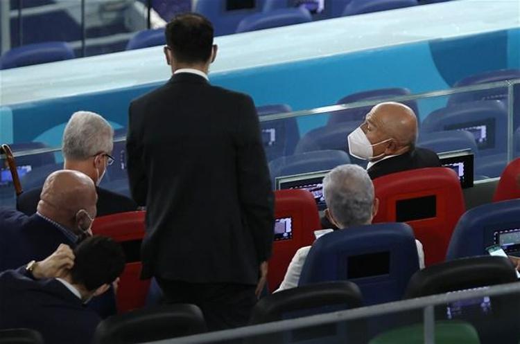 · “Hiçbir futbolcu ‘Kötü oynayacağım’ diye sahaya çıkmaz. Bu futbolun kanunudur ve futbol oynayanlar iyi bilir. Ama her maçın da ayrı bir havası vardır. Başarısızlığı ben de kabulleniyorum. Ama bizi bu oyuncular buraya getirdi. Benim düşüncem bu.”