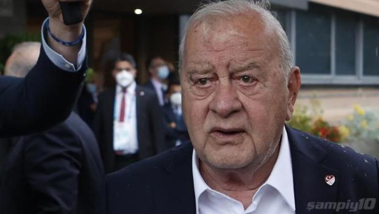 Ve sözlerini “Unutmayın ki bu takım ve bu hoca bizi buraya getirdi. Bunu özellikle belirtmek istiyorum” ifadelerini kullandı.