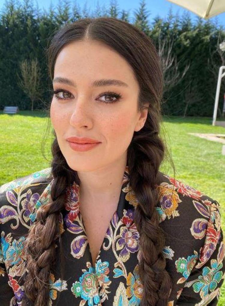 Pelin Akilin bikinili pozu olay oldu İkiz annesisin nasıl böyle karnın var